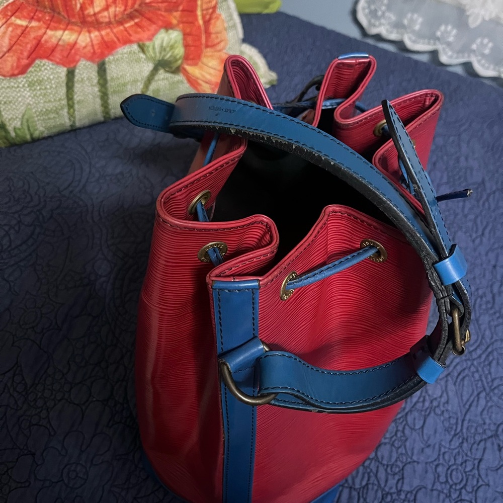 Louis Vuitton EPI Noe Red and Toledo Blue Bucket Bag - Picture 8 of 14